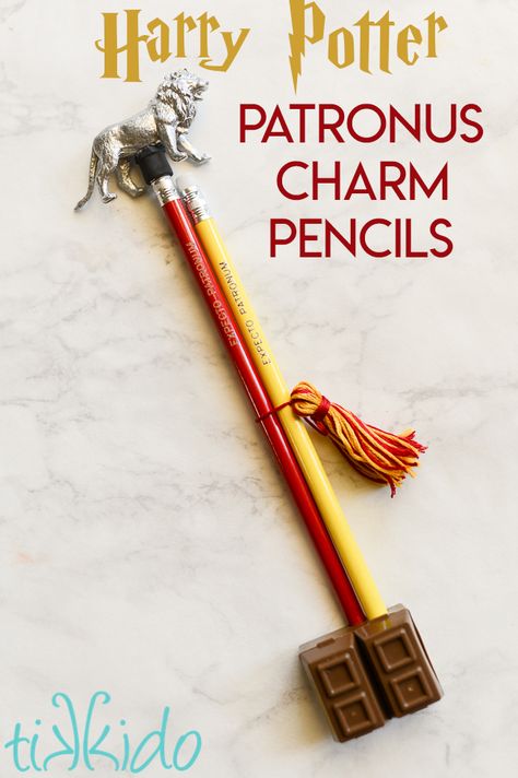 Tutorial for making Harry Potter themed Patronus Charm pencil sets with a silvery animal pencil topper and a chocolate bar eraser and pencil sharpener. Make these as party favors for a Harry Potter birthday, and you'll have no fear of dementor attacks at your party. Creative Party Ideas, Harry Potter Birthday Party, Harry Potter Halloween, Harry Potter Crafts, Harry Potter Theme, Harry Potter Birthday, Pencil Toppers, Harry Potter Diy, Mom Diy