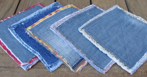 Denim Potholders, Potholder Diy, Denim Placemats, Diy Old Jeans, Trendy Sewing Projects, Sewing Jeans, Denim Crafts Diy, Quilted Potholders, Blue Jeans Crafts