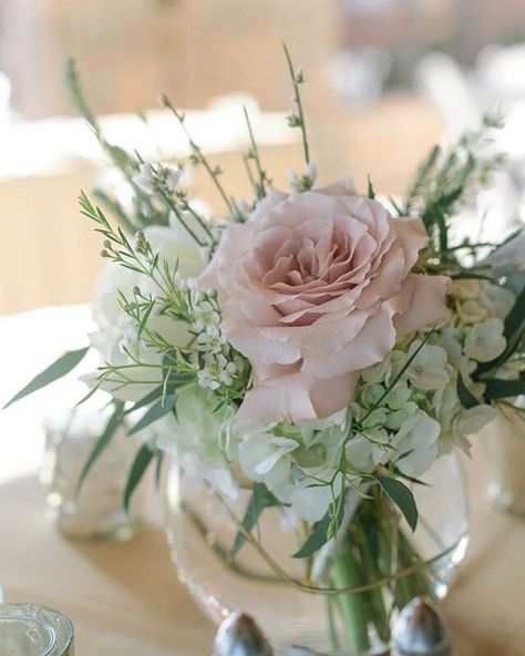 Low centerpiece with quicksand roses, hydrangea ginestra eucalyptus Rose Bowl Centerpiece, Quicksand Rose Wedding, Small Flower Centerpieces, Quicksand Rose, Mini Meadow, Rose Centerpieces Wedding, Eucalyptus Centerpiece, Desk Flowers, Hydrangea Flower Arrangements