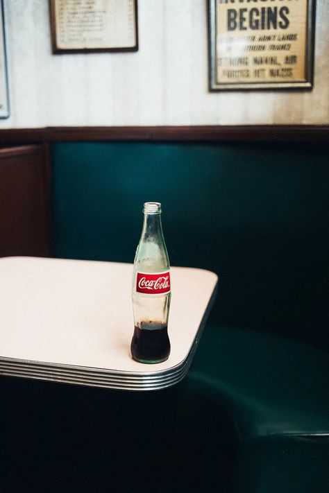 arnaud-montagard-the-road-not-taken-exibart-street-photography-34 Arnaud Montagard, Old School Film, Diner Aesthetic, City Streets Photography, The Road Not Taken, William Eggleston, Photography New York, American Diner, French Photographers