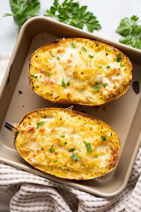 Chicken Alfredo Spaghetti Squash Boats - iFoodReal.com Spaghetti Squash Chicken Parmesan, Chicken Alfredo Spaghetti Squash, Chicken Alfredo Spaghetti, Alfredo Spaghetti Squash, Spaghetti Squash With Chicken, Spaghetti Squash Chicken Alfredo, Spaghetti Squash Alfredo, Alfredo Spaghetti, Spaghetti Squash Boats