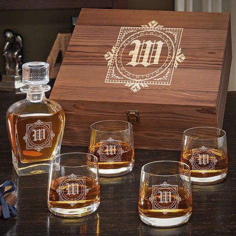 This elegant whiskey gift set will look awesome wherever you display it. #whiskey #personalized #gifts Wedding Favours Bottles, Whiskey Gift Set, Personalized Decanter, Cheeseboard Gift, Wedding Bottle Opener Favors, Wedding Glassware, Beer Glassware, Whisky Decanter, Whiskey Set