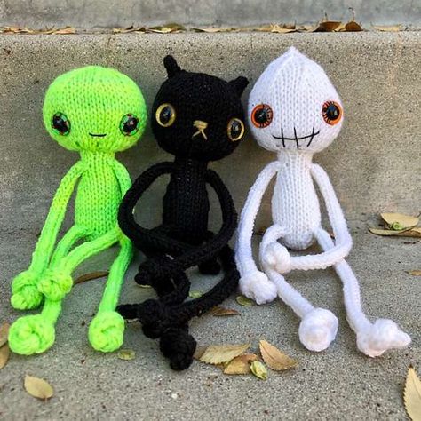 This creepy cute little collection of dolls is the perfect thing to knit to tuck into a kid’s Halloween treat basket or use as favors at a very small party. They’d also be really cute as part of a Halloween … Read More ... Loom Knit Doll, Thing To Knit, Halloween Treat Baskets, Knitting Clothes Patterns, Treat Basket, Small Party, Jeepers Creepers, Knitting Blogs, I Cord