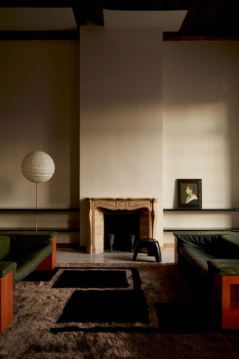 Moody living room ideas! Discover Colin King's latest collection for Beni rugs, starting with his Face rug that you see here. An abstract form of Mocha and Midnight Black is open to interpretation. Handwoven to order in Marrakech from the highest quality, 100% live wool. Colin King, Brown House, Beni Rugs, Living Room Rugs, Sound Design, Color Free, Elle Decor, Living Room Inspiration, Natural Wool