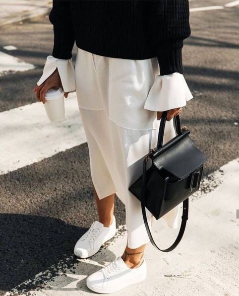 Minimal chic style | #opulentmemory #chicstyle #springstyle #streetstyle #fashiontrends Outfit Elegantes, Mode Shoes, Creative Juice, Loafers Outfit, Fall Inspiration, Fashion Business, Trending Styles, Mode Inspo, 가을 패션