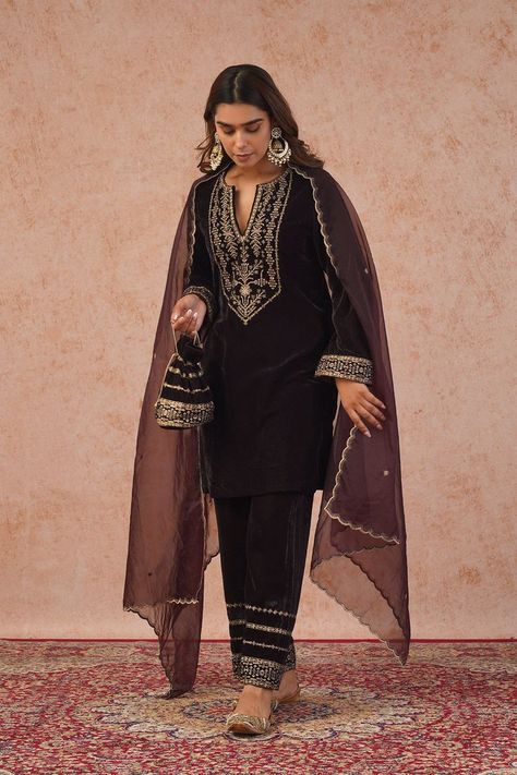 Valvet Suite Design, Velvet Dupatta Suits, Velvet Suit Ideas, Velvet Suit Designs Indian, Brown Velvet Suit, Velvet Dress Ideas, Velvet Suit Design, Suit Neck Designs, Velvet Kurta