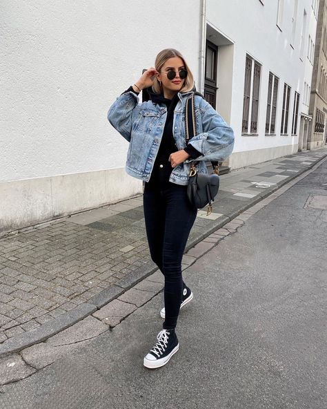 Sophia Schönherr on Instagram: “the best way to start you weekend is with wearing a light jeans-jacket and your favorite chucks again! 🙌🏼☀️ Full look: @hm #hmxme Bag:…” Cropped Denim Jacket Outfit, Oversized Denim Jacket Outfit, Light Jean Jacket, Light Denim Jacket, Jean Jacket Outfits, Denim Jacket Outfit, Pullover Outfit, Looks Chic, Basic Outfits