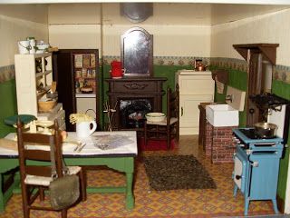 Dollhouse Kitchen Ideas, Dolls House Kitchen, Doll House Kitchen, 1940s Home, Antique Dollhouse, Dolls House Interiors, Miniature Things, Miniature Rooms, Beacon Hill