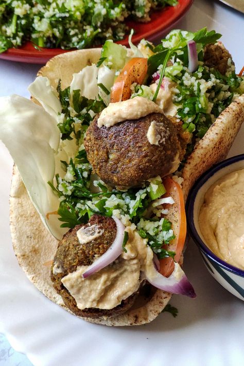 Vegan Middle Eastern, Falafel Wrap Recipe, Picnic Food List, Falafel Wraps, Easy Falafel, Best Falafel, Eastern Recipe, Wraps Vegan, Falafel Sandwich