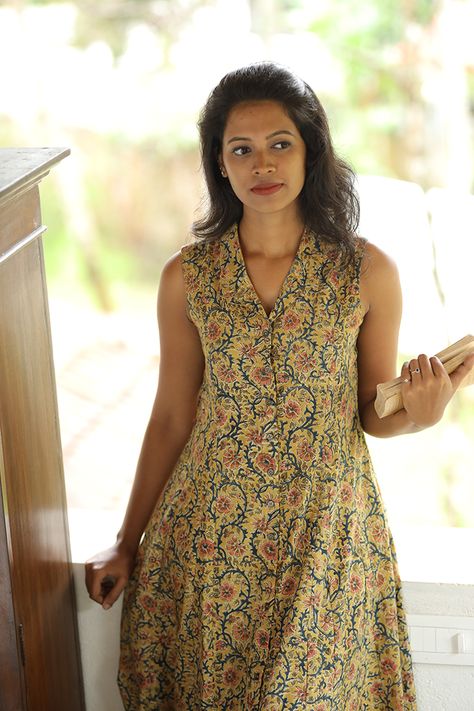 Printed Kurtis Design, Kurtis Stitching Designs, Sleevless Kurti Neck Design, Sleevless Kurti Designs Latest, Kalamkari Kurta Designs Women, Sleevless Kurti Pattern, Indian Kurti Designs Casual Cotton Tunic Tops, Summer Kurta With Kalamkari Print In Tunic Style, Cotton Dress Designs Casual