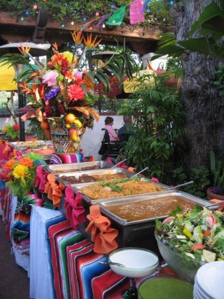 Maneras de tener una boda extremadamente mexicana Antipasto Platters, Mexican Buffet, Mexican Birthday Parties, Mexican Themed Weddings, Mexican Fiesta Party, Fiesta Birthday Party, Mexican Birthday, Fiesta Theme Party, Fiesta Wedding