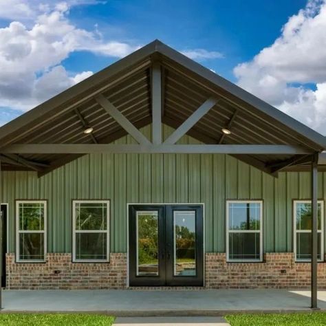 Hunter Green Barndominium, Green Barndominium Exterior, Green Barndominium, Barndominium Farmhouse, Barndominium Exterior, Texas Barndominium, Shop Houses, Hall House, House Front Porch