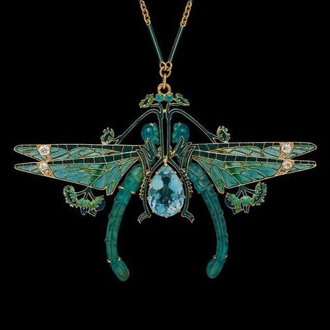 #lalique #artnouveau #ketting #necklace #pendant #libelle #dragonfly #insect #butterfly #vlinder #emaille #enamel #edelstenen #gemstones… Lalique Jewelry, Bijoux Art Deco, Wallis Simpson, Bijoux Art Nouveau, Dragonfly Necklace, Dragonfly Pendant, Art Nouveau Jewelry, Deco Jewelry, Fantasy Jewelry