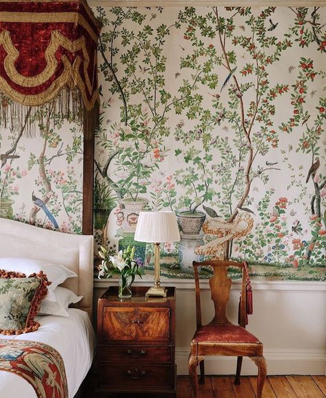 Gournay Wallpaper, Chinoiserie Bedroom, De Gournay Wallpaper, Chinese Wallpaper, Brown Rooms, Chinoiserie Design, Vintage Chinoiserie, Whimsical Home, H Design