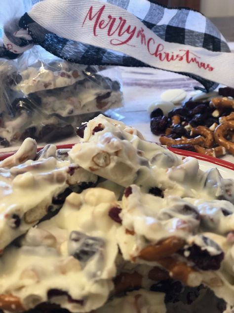 White Chocolate Cranberry Bark, Cranberry Chex Mix Recipe, Toffee Bark Recipes, Bark Candy, Pretzel Bark, Toffee Bark, Pretzel Toffee, White Chocolate Pretzels, Salty Sweet Snacks