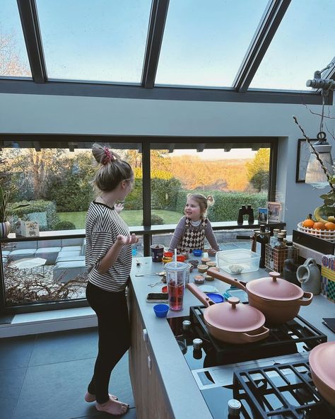 Zoe Sugg House Interior, Family In Kitchen Aesthetic, Zoe Sugg Kitchen, Zoe And Alfie, Zoella House, Zoe And Alfie House, Zoe Sugg House, Zoe Suggest House, Zoe Sugg Instagram