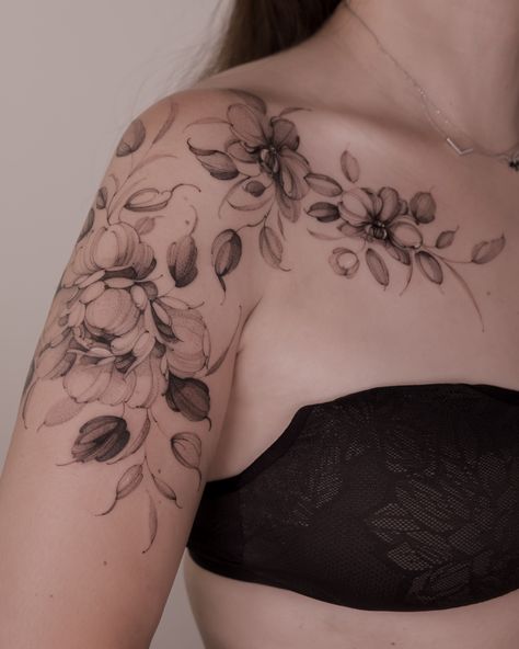 Greenery Back Tattoo, Back Of Neck Floral Tattoo, Floral Back Piece, Floral Vine Back Tattoo, Large Floral Back Tattoo, Full Body Floral Vine Tattoo, Tattoo Project, Flower Tattoos, I Tattoo