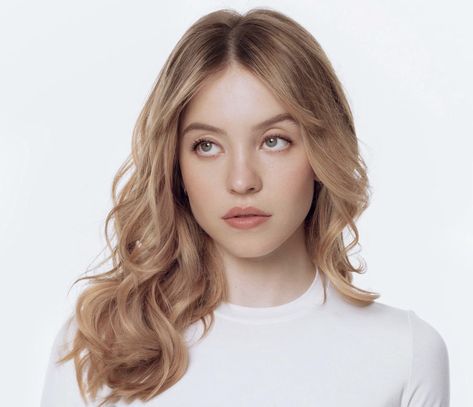 Sydney Sweeney, Armani Beauty, American Beauty, Famous Women, People Around The World, Pretty Woman, Hair Inspo, Pretty People, Blonde Hair