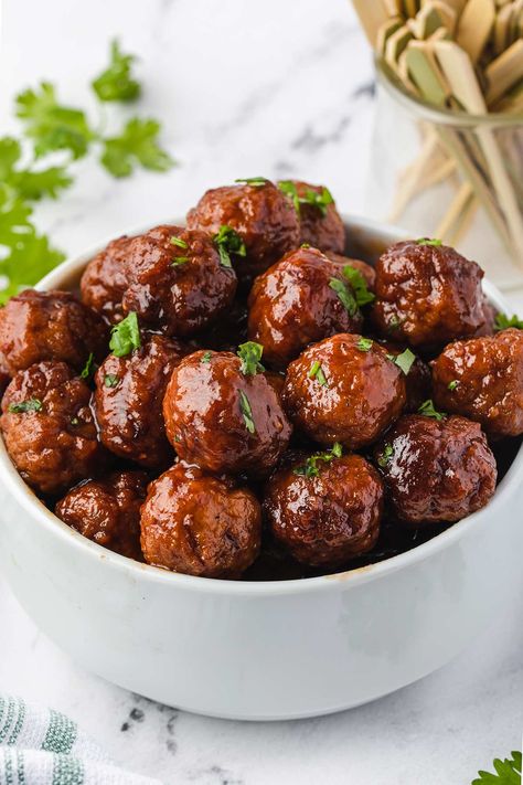 Chipotle Raspberry, Slow Cooker Appetizer, Meatballs Slow Cooker, Chipotle Meatballs, Cooker Girl, Sweet Meatballs, Raspberry Chipotle Sauce, Slow Cooker Appetizers, Crock Pot Inspired Recipes