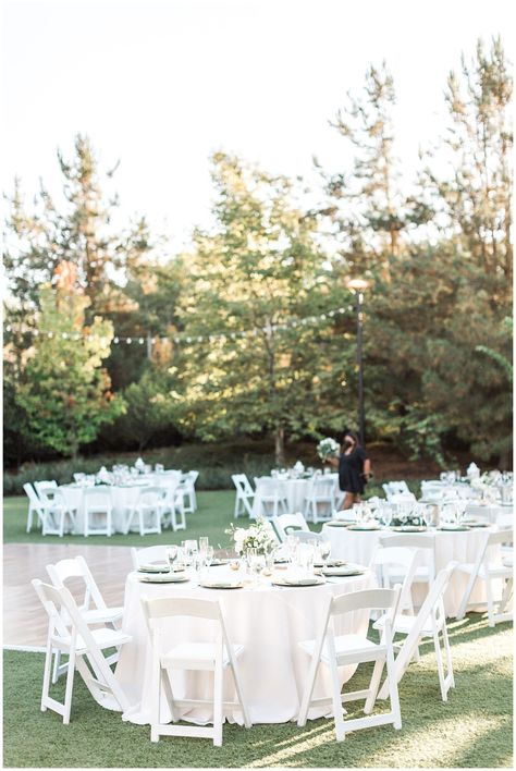 Outside Wedding Round Tables, Outdoor Wedding Circle Tables, Backyard White Wedding, Round Tables White Linen Wedding, White Table Settings Wedding, Wedding Table White Chairs, Minimalist White Wedding Reception, Outdoor Wedding White Chairs, White Garden Chairs Wedding Reception