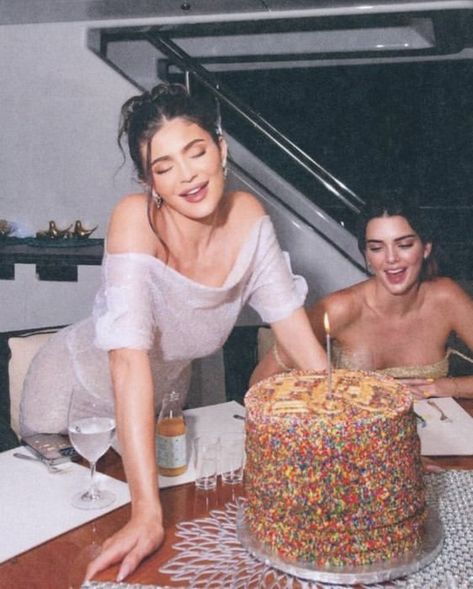 Kylie Jenner And Kendall Jenner, My 20th Birthday, 20th Birthday, Kendall Jenner, Kylie Jenner, On Twitter, Cake, Birthday, Twitter