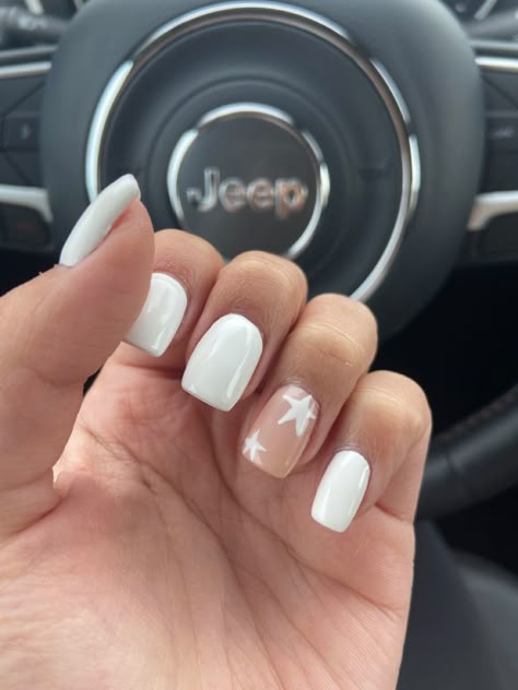 White Nails Cute Designs, White Nails With Designs Natural Nail, Nails With A White Dress, Nail Designs On Ring Finger Only, White Nails With Different Ring Finger, White Nails With Designs On Ring Finger, Nail Ideas Ring Finger Different, Short Acrylic Nails Designs Simple White, Beach Nails Vacation Simple White