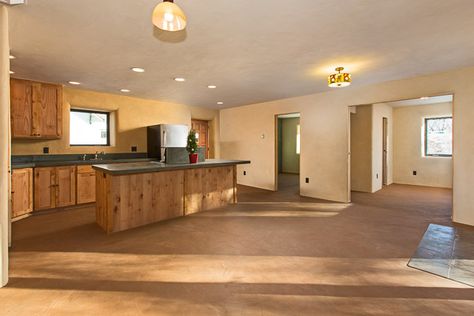 Earthen Floors - Eco friendly flooring systems - Jeffrey The Natural Builder Hydronic Radiant Floor Heating, Dumfries House, Cob Building, Eco Friendly Flooring, Straw Bale House, Green Woodworking, Basement House, Moab Utah, Solar House