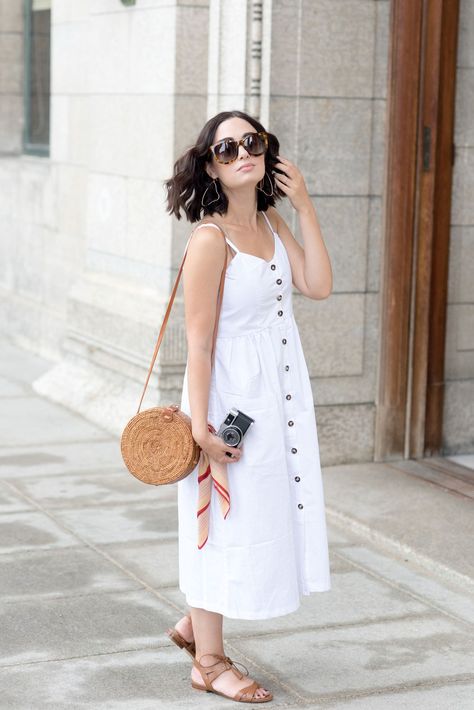 White Bag Outfit Summer, Rattan Bag Outfit Summer, Round Rattan Bag Outfit, Trendy Rattan Basket Shoulder Bag, Rattan Bag Outfit, Sezane Sandals, Outfit With Sandals, Rattan Purse, Eco-friendly Rattan Shoulder Bag For Beach Season