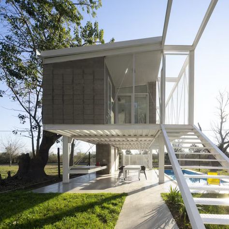 Photo 7 of 19 in A Steel Skeleton Makes This Concrete Brick Home in Argentina Feel Like It’s Hovering - Dwell Jeff Shelton Architect, Stahl House Los Angeles, Stahl House, Concrete Siding, Concrete Bricks, Metal Siding, Siding Materials, Brick Home, Roofing Materials