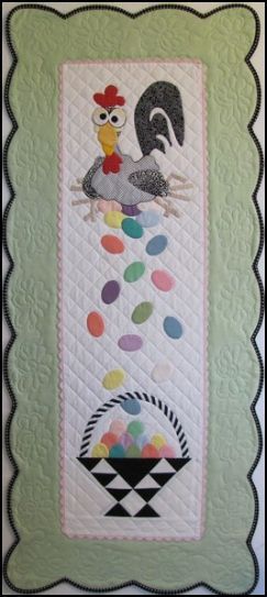 Easter Chicken Table runner. Easter Quilts Wall Hangings, Easter Table Runner Pattern, Easter Wall Hanging, Seasonal Wall Hangings, Quilted Table Runners Christmas, Chicken Quilt, Easter Table Runners, Spring Table Runner, Easter Chicken