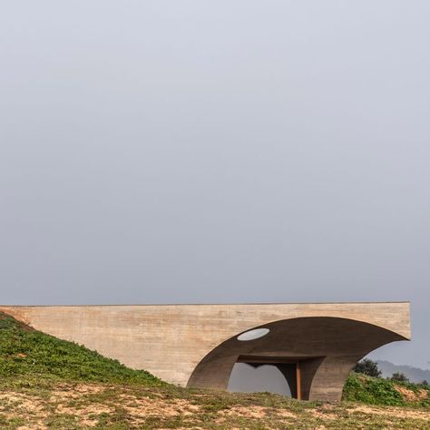 Aires Mateus Architecture, Monsaraz Portugal, Houses In Germany, Circular Patio, Hillside House, Underground Homes, Concrete Home, Concrete Roof, Concrete House