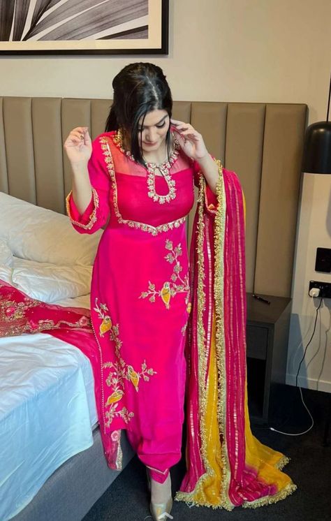 Party wear dresses idea Pink Punjabi Suit, Punjabi Salwar Suits Party Wear, Suit Plazo, Punjabi Dress Design, Suits Party Wear, Patiala Suit Designs, Long Blouse Designs, Silk Kurti Designs, Punjabi Suits Designer Boutique