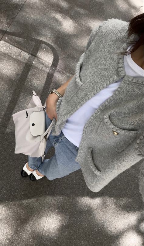 Tweed Shoes Outfit, Grey Cardigan Outfit Aesthetic, Small Cardigan Outfit, Chanel Tweed Jacket Outfit, Chanel Tweed Outfit, White Cap Outfit, White Longchamp, Longchamp Bag Outfit, Chanel Cap Toe