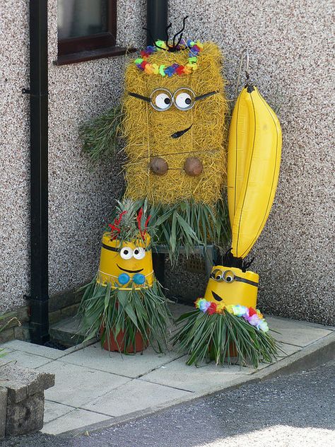 Minion Hay Bales Diy, Minion Scarecrow Ideas, Themed Scarecrow Ideas, Fun Scarecrow Ideas, Scarecrow Decorating Contest, Minion Scarecrow, Scarecrow Ideas For Contest Festivals, Scarecrow Ideas For Contest, Scarecrow Contest