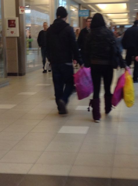 16  Boyfriend carrying girlfriends shopping bags Shopping With Boyfriend Aesthetic, Boyfriend Carrying Girlfriend, Couple Shopping Together, Shopping With Boyfriend, Boyfriend Holding Girlfriend, Holding Hands Pics, Shopping Couple, 2024 Books, Brown Hair Boy