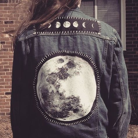 The Moon phases patch and Full Moon back patch from Poison Apple Printshop. Photo from @medeas_child on Instagram. Moon Jacket, Poison Apple, Scarf Jacket, Denim Art, Mode Boho, Painted Jeans, Denim Diy, Painted Denim, A Jacket