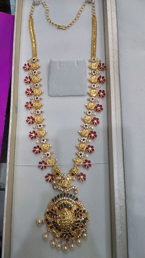 Gold Long Chain Designs, Gold Haram Designs Indian, 40grams Gold Haram, Long Chain Designs, Indian Gold Necklace Set, Vanki Designs Jewellery, Pretty Gold Necklaces, 22 Karat Gold Jewelry, Gold Haram Designs