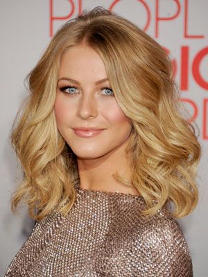 We think Julianne Hough's voluminous loose waves have a bit of retro 1970s vibe. Spring Blonde, Golden Blonde Hair Color, Wavy Hairstyles Medium, Golden Blonde Hair, Julie Ann, Julianne Hough, Diet Vegetarian, Happy Hair, Warm Spring