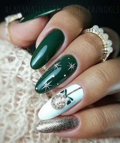 Tante idee Nail Art per questo Natale 2019! Christmas Nails 2019, Red Christmas Nails, Cute Christmas Nails, Nail Colors Winter, Christmas Gel Nails, Nail Design Inspiration, Christmas Nail Art Designs, Christmas Nails Acrylic, Festival Nails