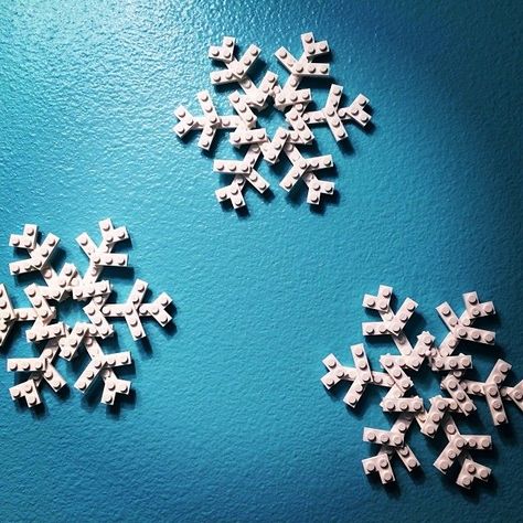 LEGO Snowflakes.  Legos are the best! Christmas Legos, Lego Christmas Ornaments, Lego Ornaments, Lego Christmas Tree, Lego Tree, Lego Winter Village, Christmas Lego, Lego Winter, Lego Mindstorms