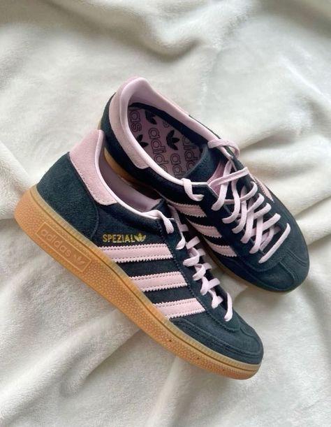 adidas spezial 🌸🫐 Adidas Spezials, Look Adidas, Trendy Shoes Sneakers, Dr Shoes, Pretty Shoes Sneakers, Shoe Wishlist, Adidas Shoes Women, Adidas Spezial, Hype Shoes