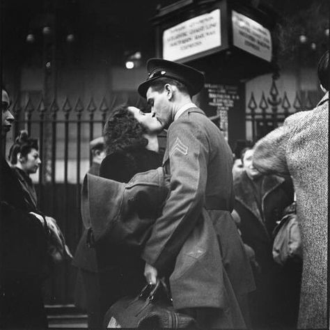 "Couple in Penn Station". Alfred Eisenstaedt 1943. by differ.tv Old Fashioned Love, Surfer Girls, Penn Station, Alfred Eisenstaedt, Vintage Kiss, Robert Doisneau, Vintage Couples, Black And White Photograph, True Romance