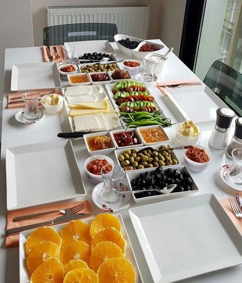 Breakfast Presentation, Turkish Breakfast, Beautiful Breakfast, Gourmet Breakfast, Delicious Appetizer Recipes, Food Table, Healthy Snacks Easy, Evening Meals, Breakfast Table