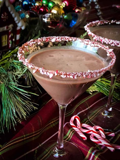 Chocolate Martini Recipe Vodka, Drinks With Peppermint Vodka, Chocolate Peppermint Martini, Peppermint Martini Recipe, Chocolate Martini Recipe, Peppermint Vodka, Martini Recipes Vodka, Holiday Drinks Alcohol, Peppermint Martini