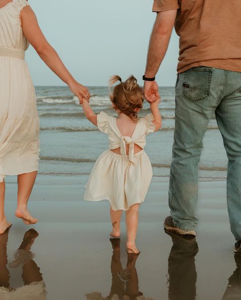 Family Love - Beach Edition 🌊🐚🌿 This family was one of the first family beach sessions I EVER did! I am SO grateful to have had them back infront of my camera to do them again 🤍 • • • #familyphotographer #seabrooktxphotographer #galvestontxphotographer #pearlandtxphotographer #saylormaephotography Family Photo Shoot Beach, Casual Beach Family Photos, Family Beach Photo Ideas, Family Photoshoot Beach, Family Beach Photoshoot, Beach Pregnancy Announcement, Baby Surf, Family Beach Session, Seaside Sunset