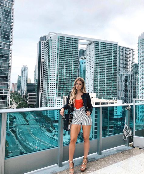 33 Miami Spots To Take Really Good Instagram Photos - Narcity Spring Break Miami, Miami Beach Pictures, Miami Outfits Night, Miami Pictures, Makeup 90s, Miami Travel Guide, Brickell Miami, Miami Photography, Miami Photos