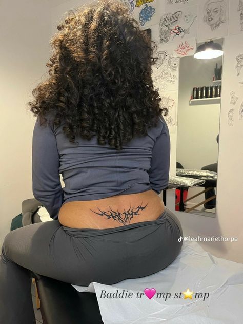 Tattooed Plus Size Women, Plus Size Tattoos, Hand Tattoos For Girls, Cute Tats, Tattoos For Women Half Sleeve, Black Girls With Tattoos, Tattoed Women, Spine Tattoos For Women, Pretty Tattoos For Women