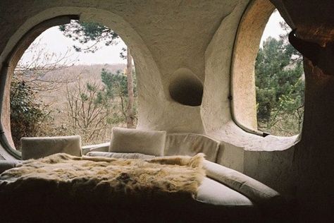 BEAU-TRAPS on Instagram: “Jacques Couëlle, Villa Goupil, Chevreuse, France, c. 1978 #jacquescouelle #villagoupil #chevreuse #france #architecture #sculpture…” Hippy House, Parisian Makeup, France Architecture, Architecture Sculpture, Sky Lights, Organic Structure, Cob House, Earth Homes, Travel Time