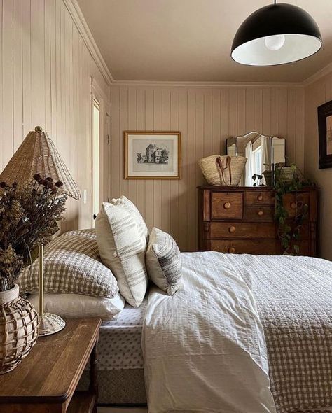 Maine Aesthetic Interior, Classic Guest Bedroom Ideas, Cottage Core Guest Room, Floral Quilt Aesthetic, Noelle Downing Home, Cabin Guest Room Ideas, Cottage Core Guest Bedroom, Cottagecore Guest Bedroom, Farmhouse Guest Bedroom Ideas