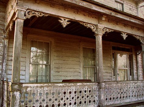 I would love to go inside this house! old houses are so intriguing!! Victorian Porch Ideas, Architecture Victorian, Victorian Porch, Primitive Homes, Living Vintage, New Orleans Homes, Farmhouse Porch, Old Farm Houses, House Architecture